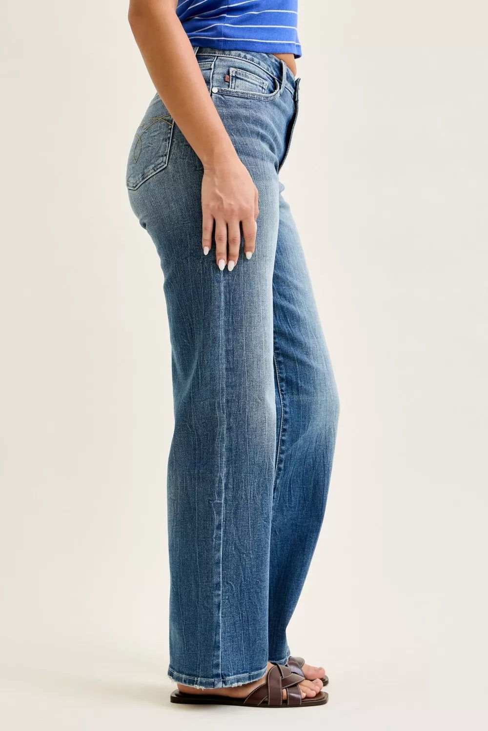 Judy Blue mid rise 90s straight leg jeans for women model standing facing side right, right side view of mid-rise straight leg jeans, showing fit through hip and thigh